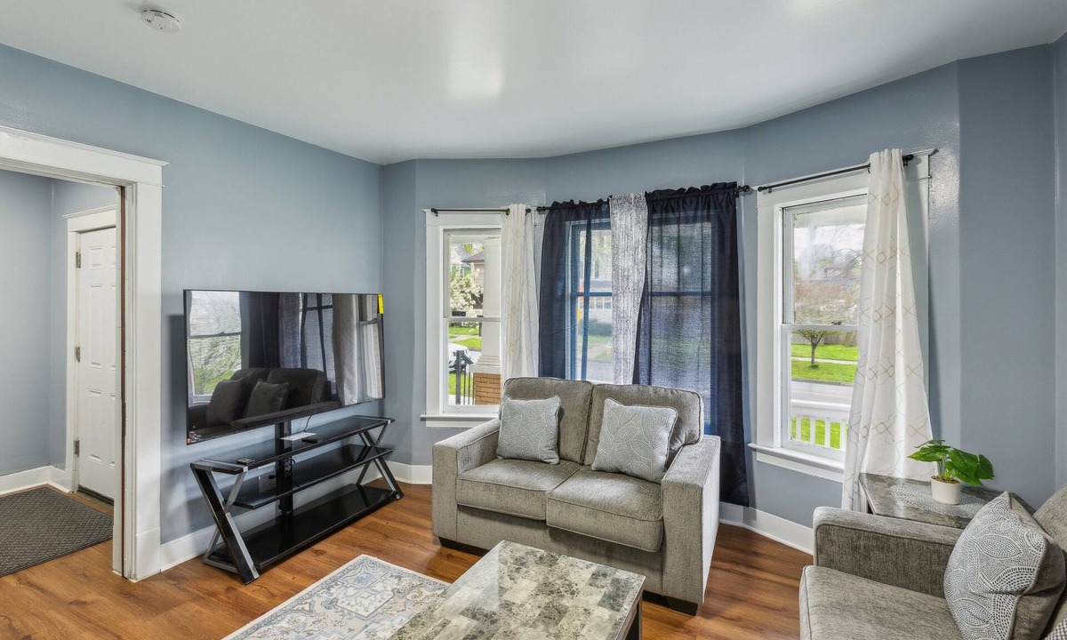 Downtown Niagara Falls Apartment | Comfy 3br Flat Close To The Falls 3 Bedroom Apts