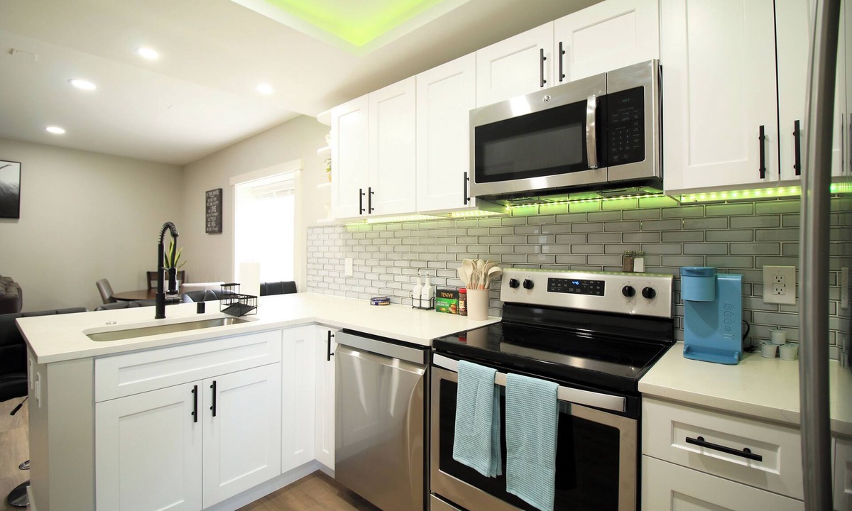Everett House | Comfy Modern Historic Everett Stay A