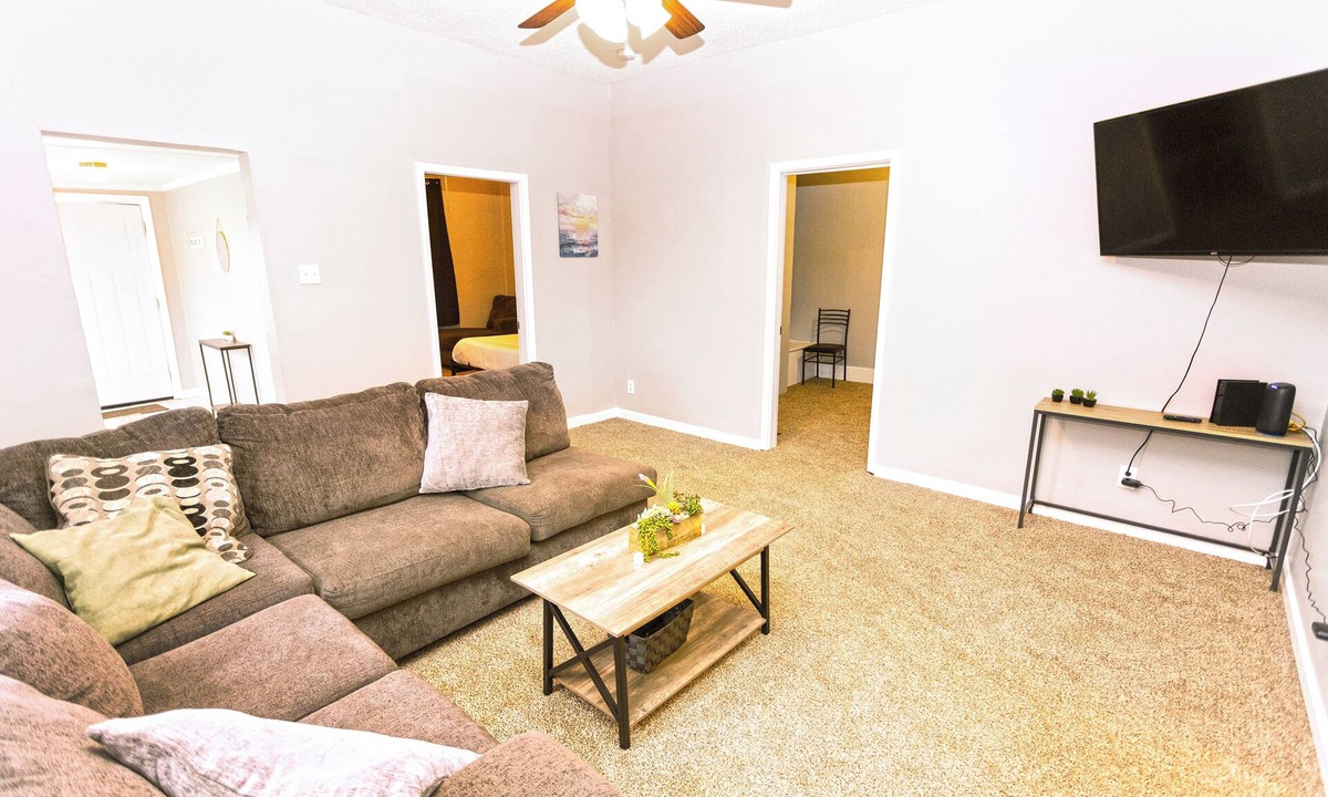 Granite City House | Comfy, Quiet, Clean & Affordable! Great Location! Best bang for your buck!