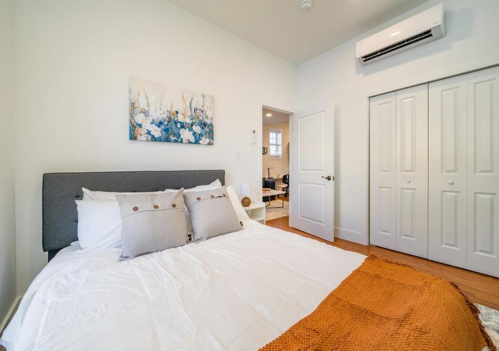 Corn Hill House | Cornhill 1BR Downtown High Falls Wi-Fi Kitchen TV
