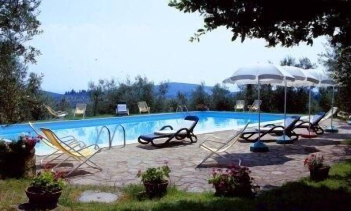 Barberino Tavarnelle Apartment | Cosy Blue flat with garden