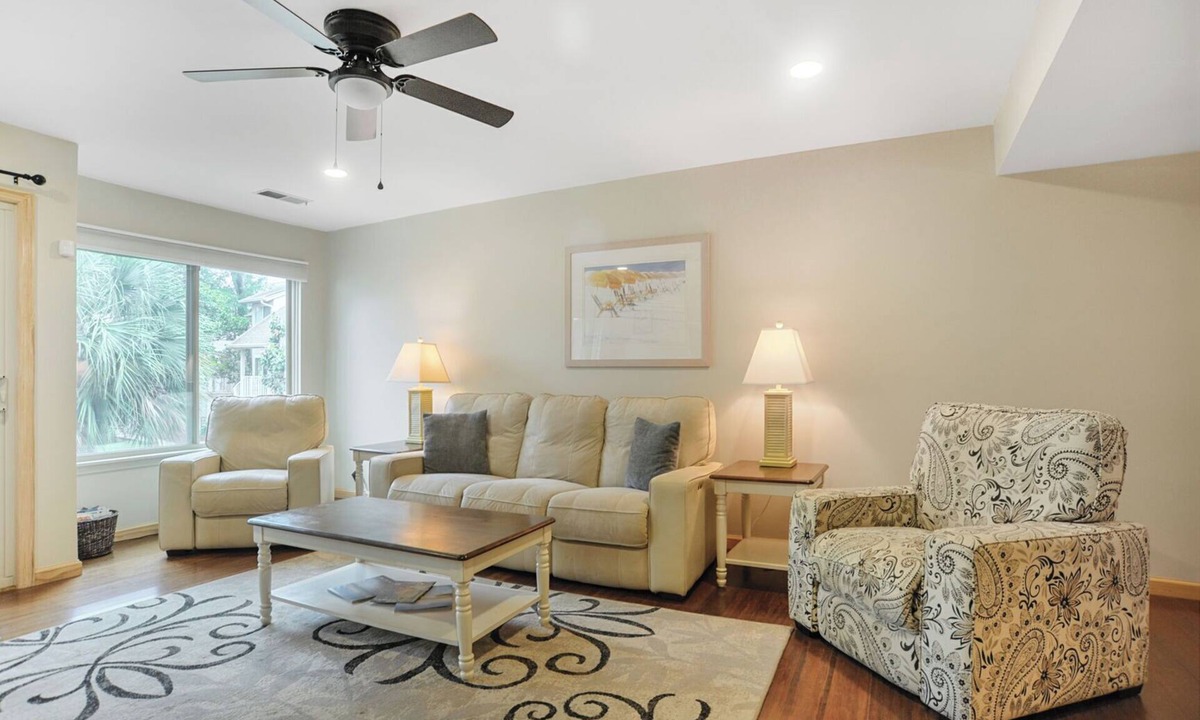 Hilton Head Island Villa | Courtside 81- Short Walk to the Beach- 2 BR 2.5 BA Updated Townhouse