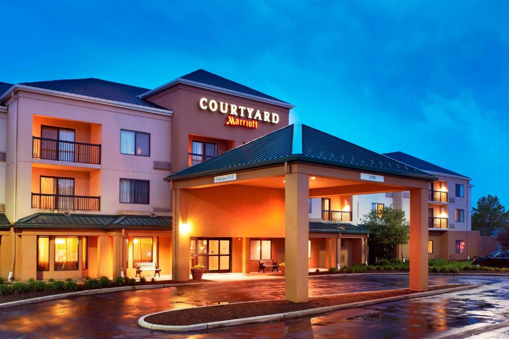 North Olmsted Hotel | Courtyard Cleveland Airport North
