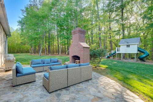 Lancaster House | Cow Shed Waterfront 3BR Home w/Boat Dock!