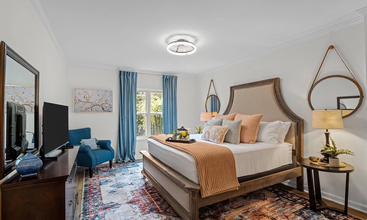 Summerville House | Cozy 2BR house, one king and one queen bedroom - fully equipped kitchen, laundry room - fenced backyard opening to pristine courtyard.