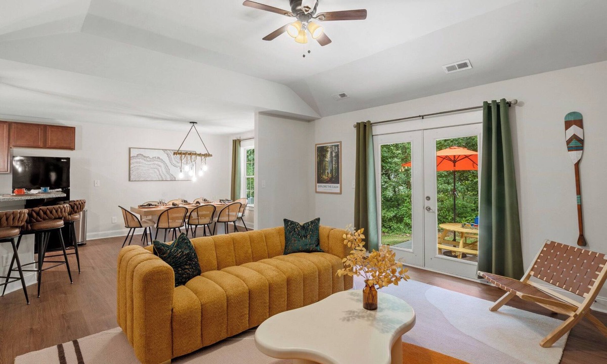 Paw Creek House | Cozy 3BD w/Backyard BBQ & Patio - 15 Mins Downtown