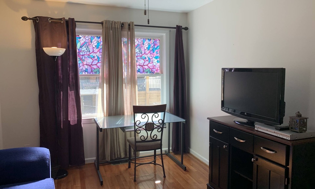 Seminary Hill Apartment | Cozy and fresh one-bedroom, 10 minutes from Old Town Alexandria