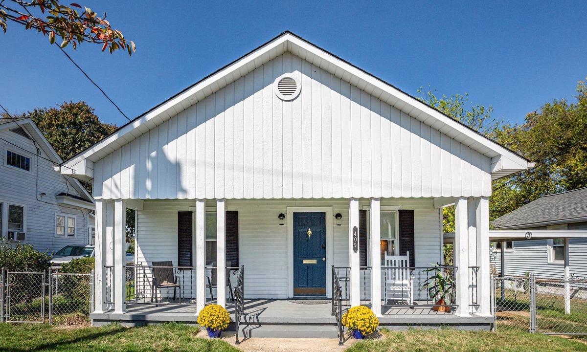 Old Town Fredericksburg House | Cozy bungalow near old town Fredericksburg close to restaurants, parks & more!