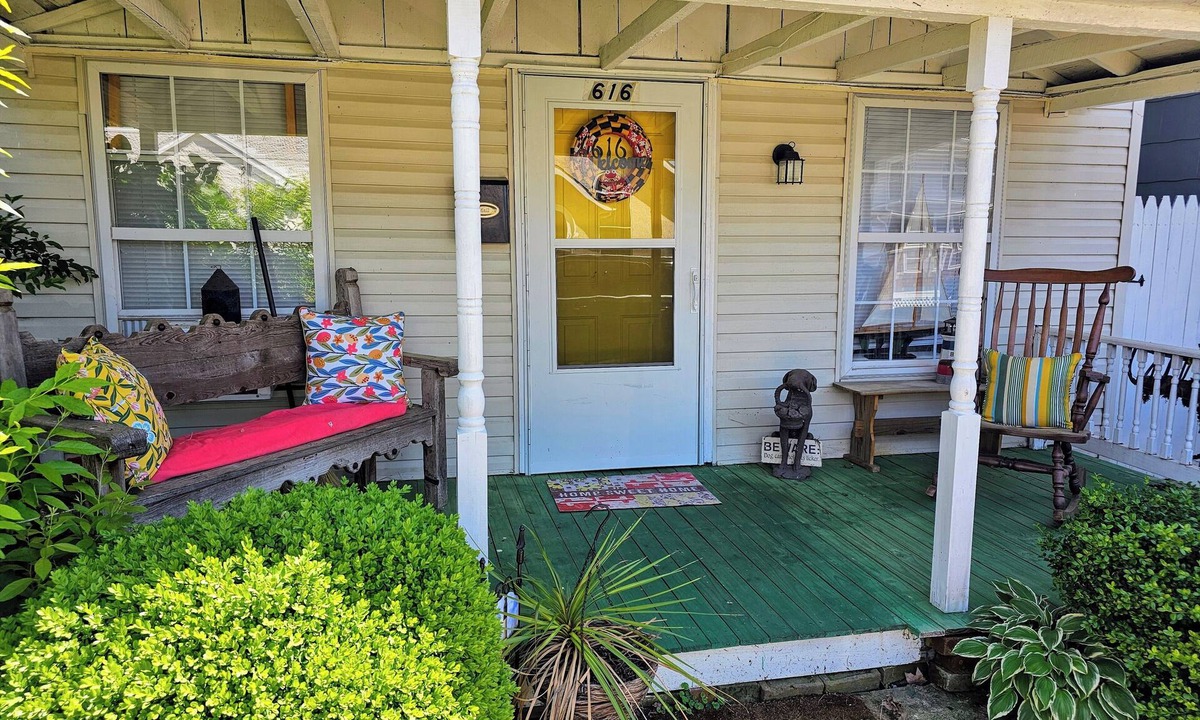 Havre De Grace House | Cozy home w/fenced in yard-Dog Friendly with Pet fee. 2 block walk to downtown!