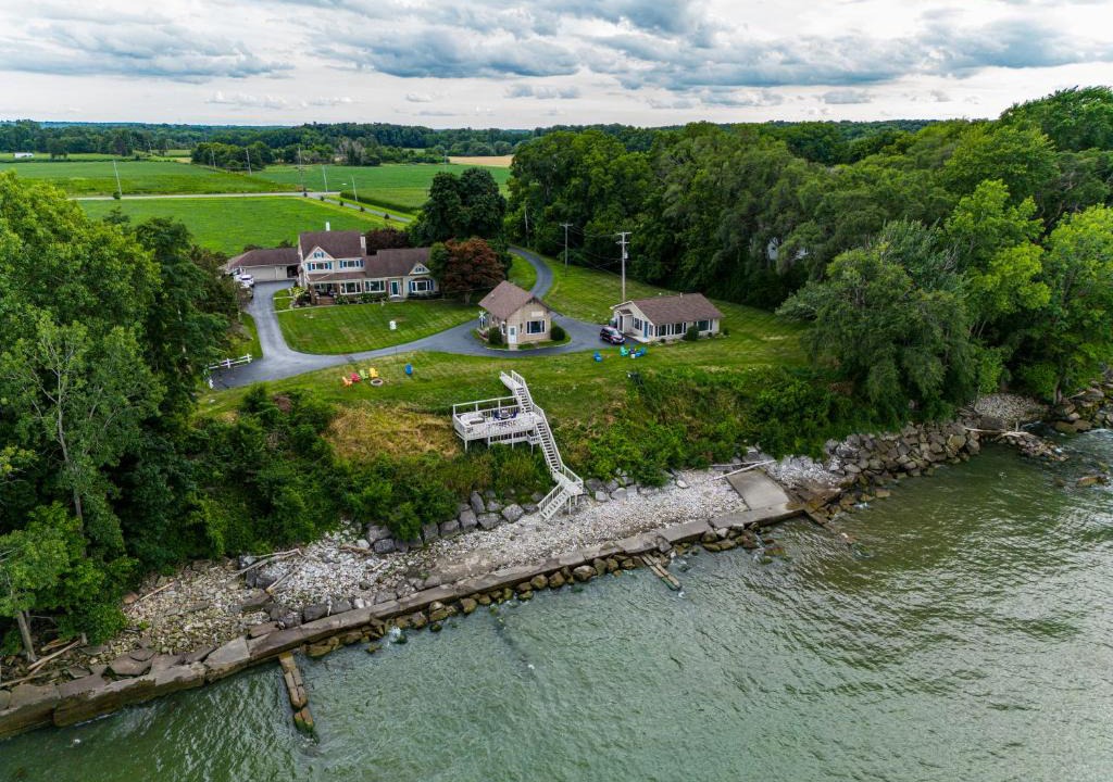 Huron House | Cozy Lakefront Cottage