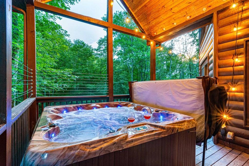 Beech Mountain Villa | Creekside Log Cabin with Hot Tub & Arcade Games