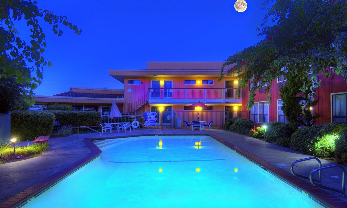 North Whisman Hotel | Days Inn & Suites by Wyndham Mountain View