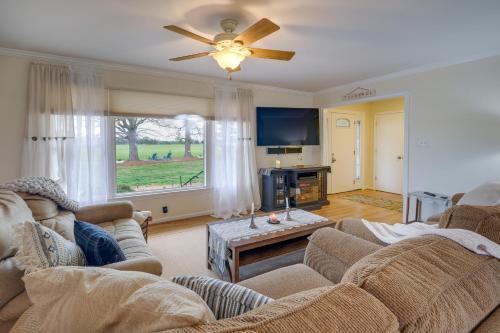 Bealeton House | Deck & Pasture Views! Bealeton Farmhouse Escape