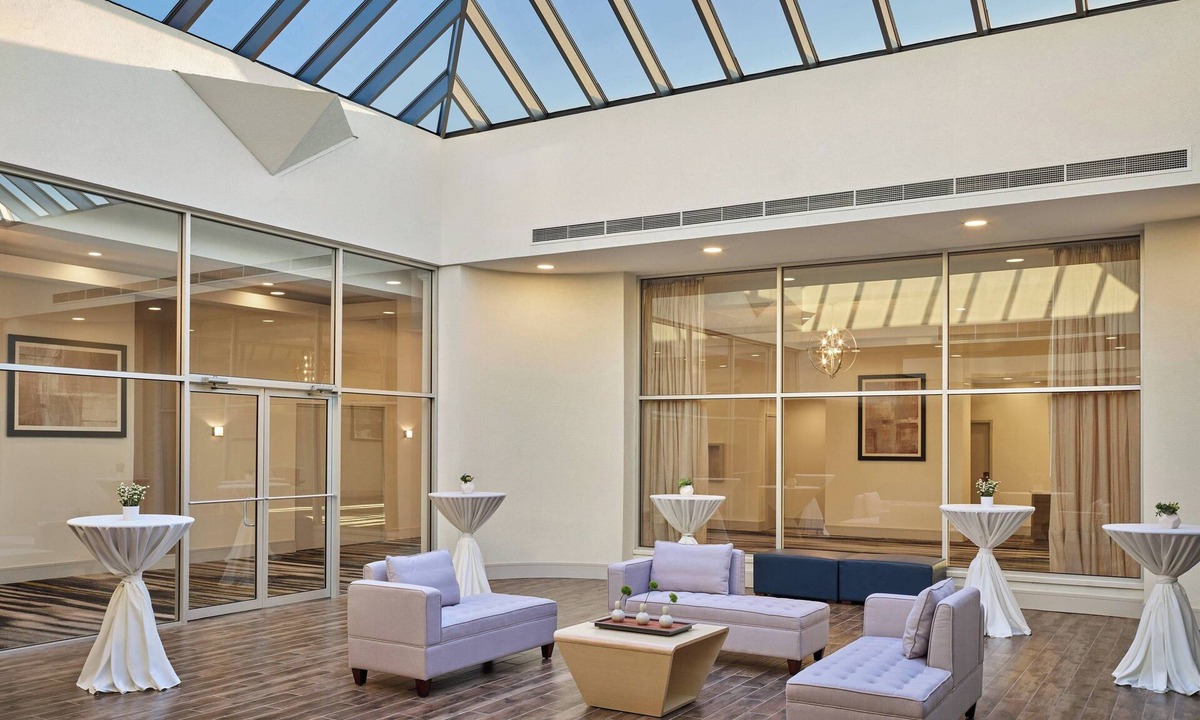 Willowbrook Hotel | Delta Hotels by Marriott Chicago Willowbrook