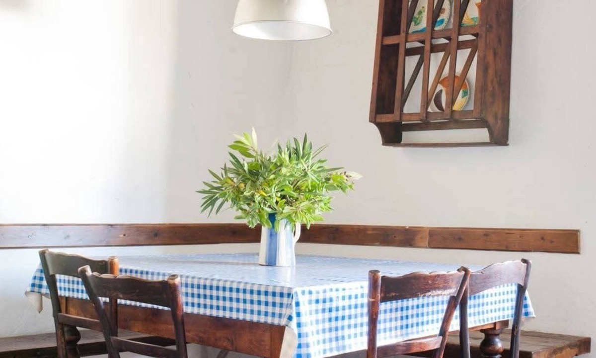 Bacchereto House | Detached farmhouse surrounded by vineyards