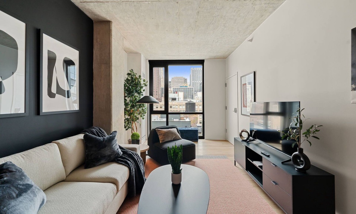 The Loop Apartment | Downtown 3BD 3BA Condo|Parking, Pool, Gym, Rooftop