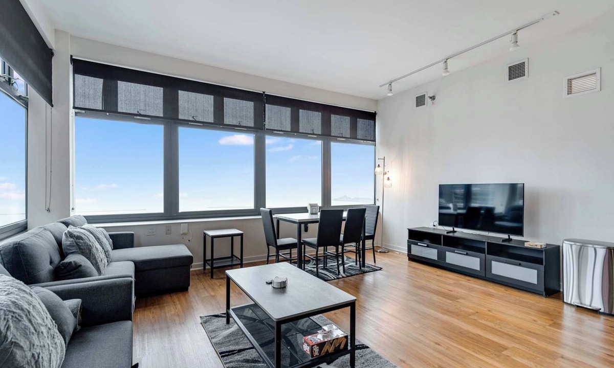 The Loop Apartment | Downtown Chicago Stay with Free In & Out Parking 5