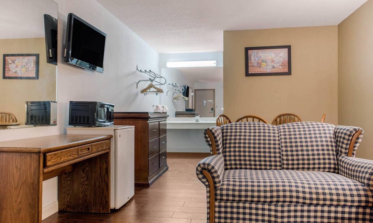 Holland Hotel | Econo Lodge Holland - Toledo