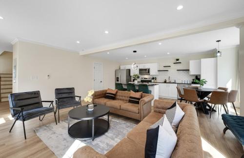 Maple Hill House | Elegant Double Story Bloomfield 3 Kings 2 Queens Massive House