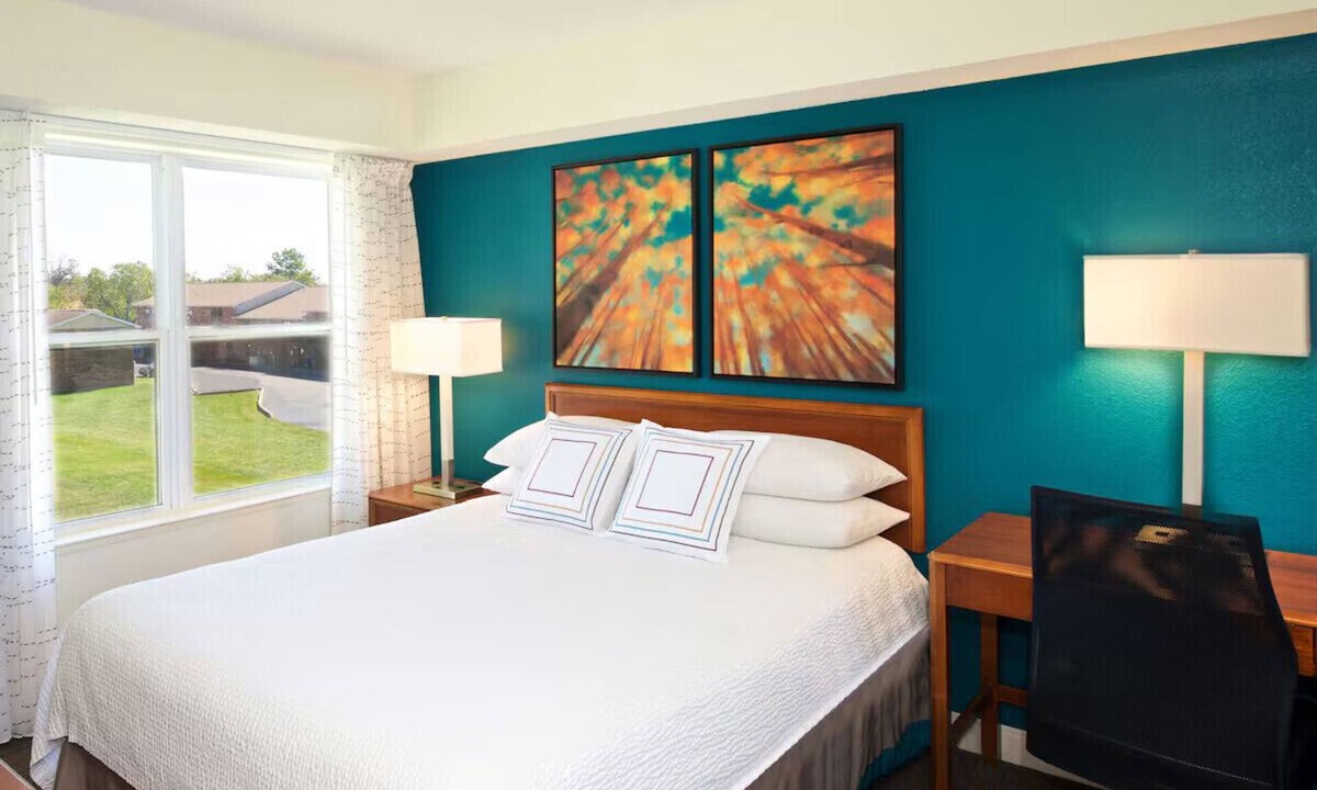 Evansville Hotel | Evansville East Queen Suite w/Breakfast, pool, gym