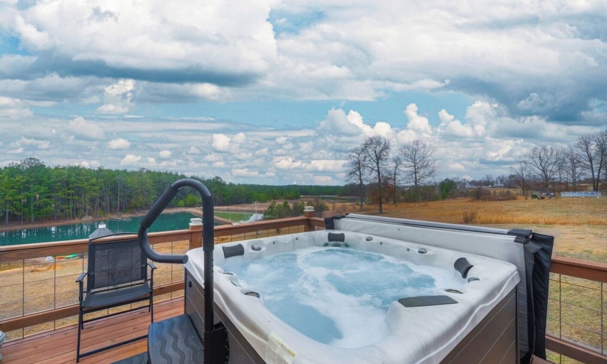 Bryant Apartment | Fall Foliage Retreat: Kayaks, Hot Tub, and Pond Deck