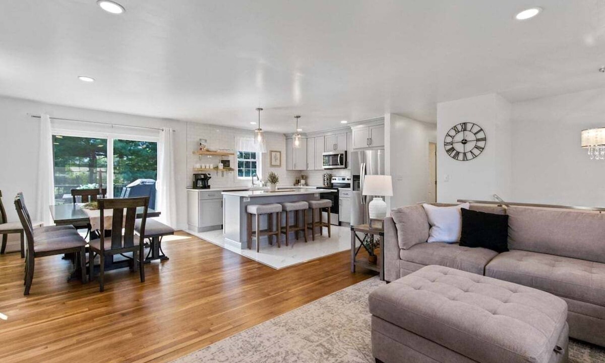 Parkesburg House | Fenced In Back Yard - Hot tub - King Bed