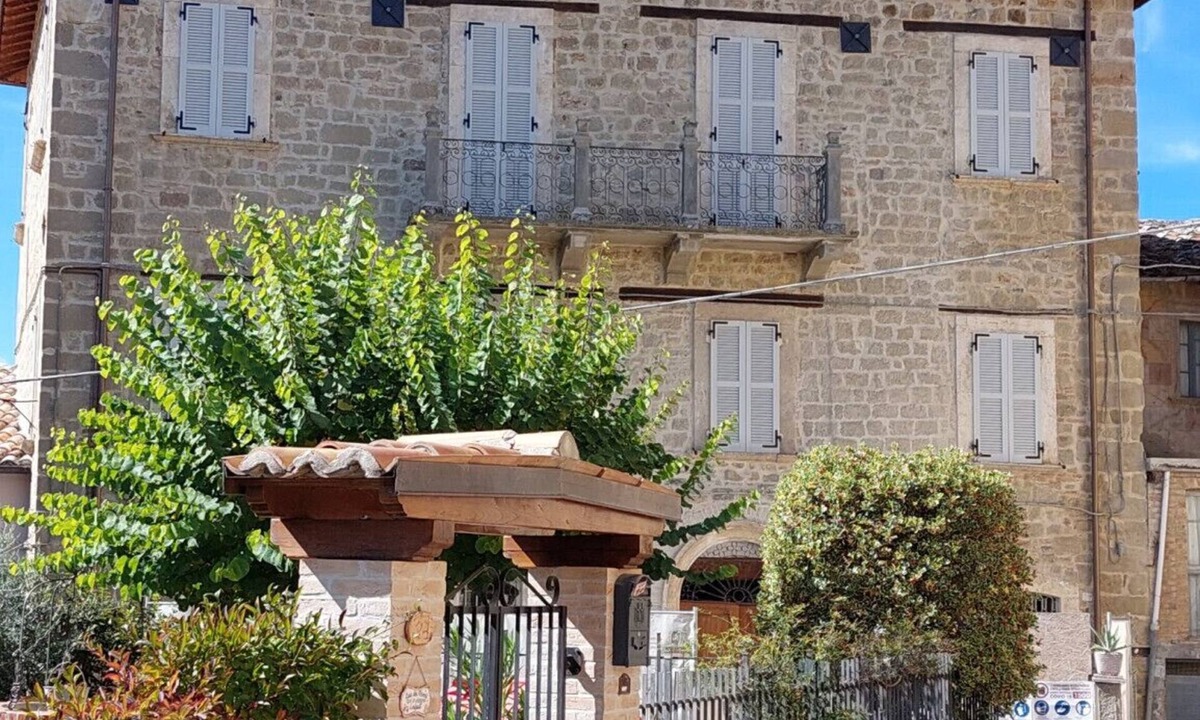 Venarotta House | Fiori e Terra, two independent apartments rented together as a vacation home with a private pool in Le Marche, Italy!