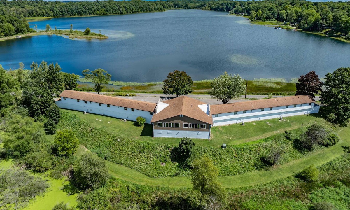Angola Cabin | Fox Lakeview Lodge