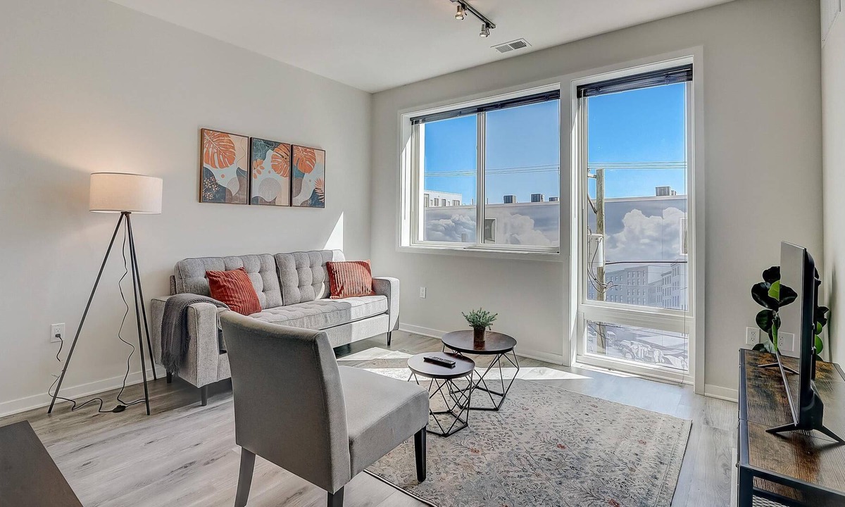 Brewerytown Apartment | Frontdesk | 2 BR Apt near Museum of Art