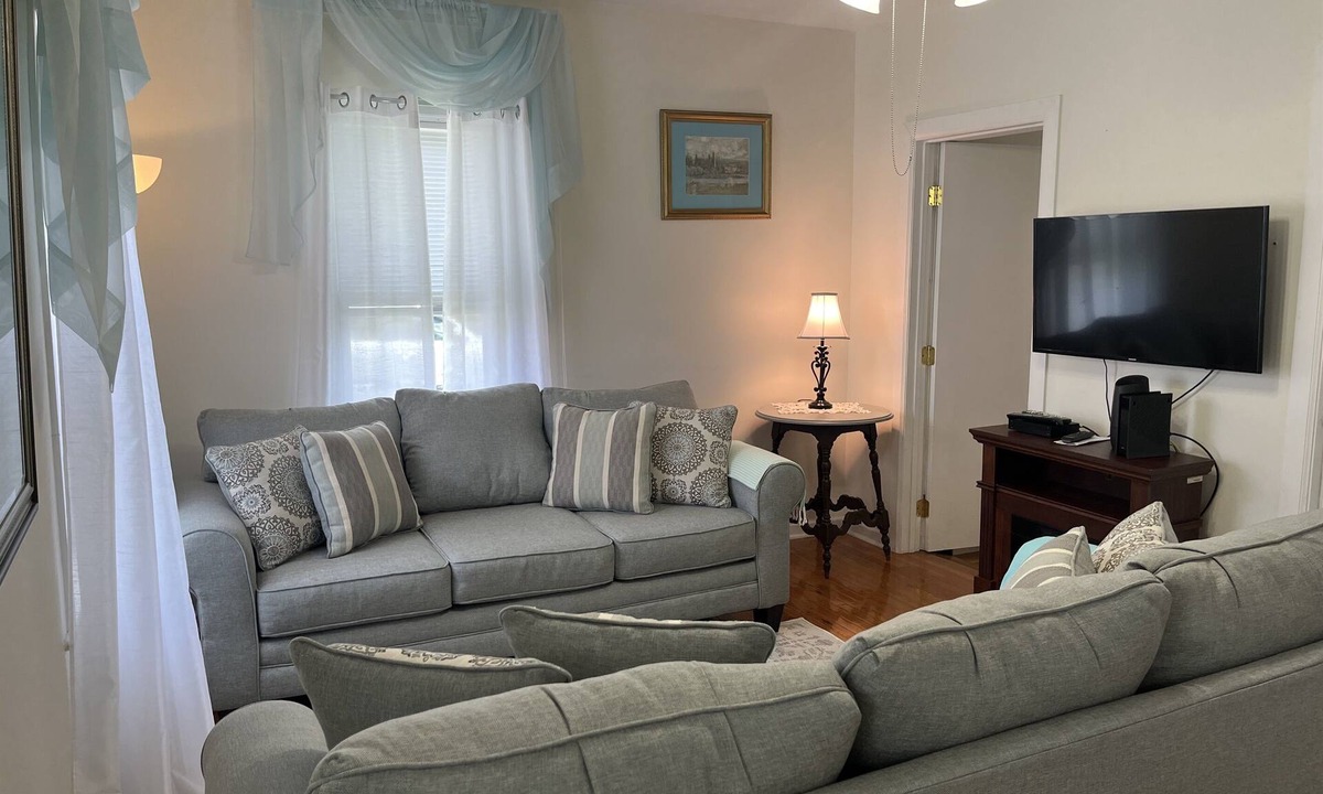 West End Apartment | Goose Pond One Less than 1 mile to All Star Village,1st floor, immaculate apt