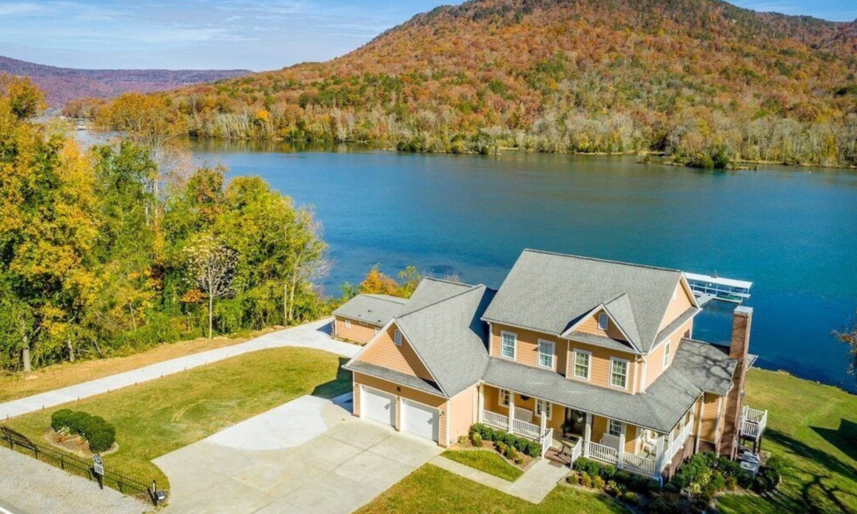 Chattanooga House | Gorgeous Large Main Home ON the TN River!