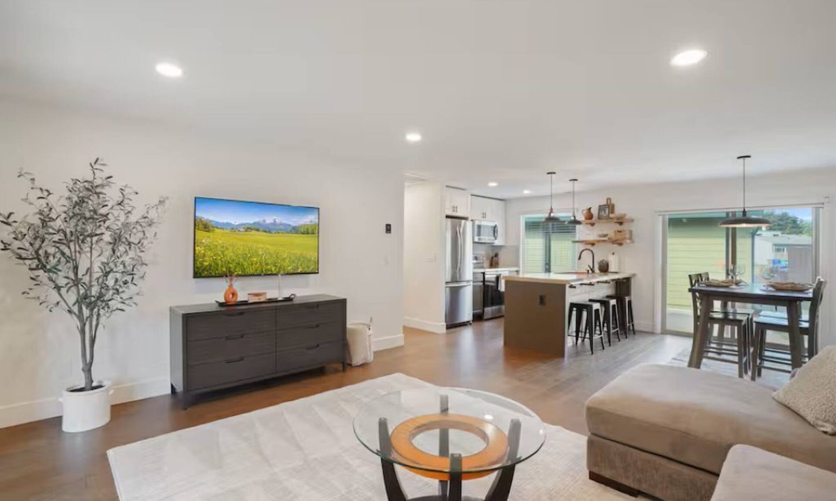 Gresham House | Gresham Modern Industrial Stay with hot tub
