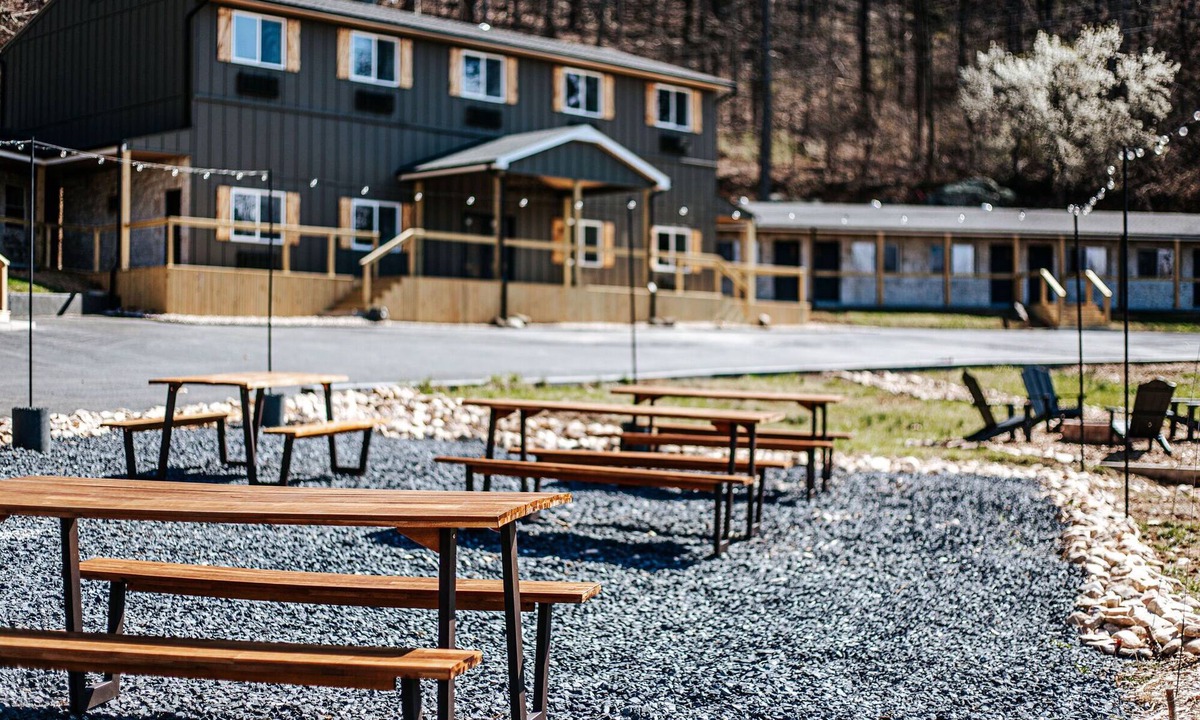 Waynesboro Apartment | Grey Pine Lodge | King Deluxe | Pet-Friendly! | BEST Location & Amenities!