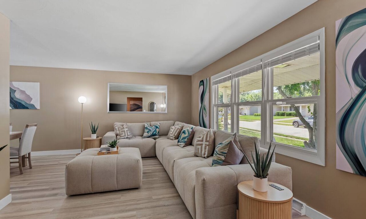 Springfield House | Group Getaway 5BR/2BA Lake Springfield Sleeps 12 Fire Pit & BBQ