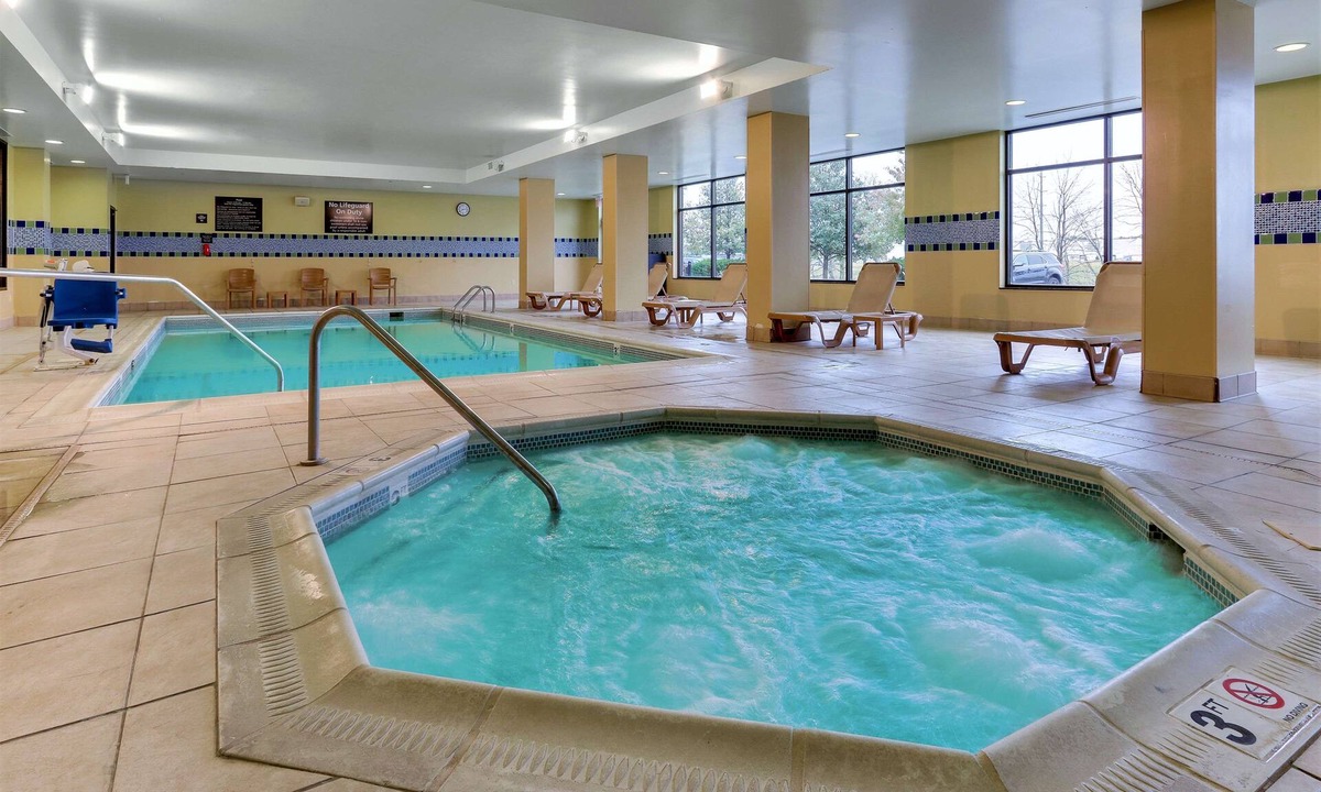 West Newton Hotel | Hampton Inn & Suites Indianapolis-Airport