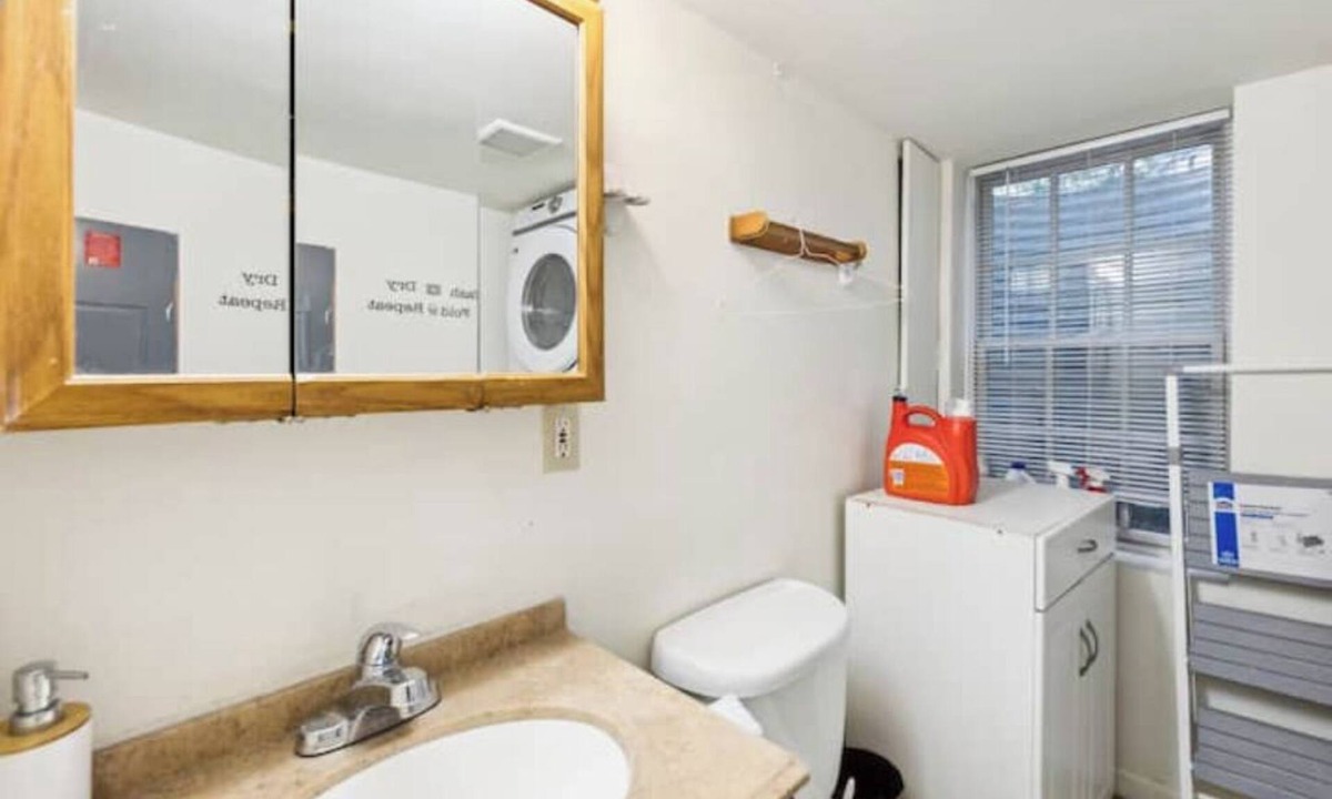 Hyattsville House | Hans' Villa - Charming 8 Bedroom Home with 2 Baths