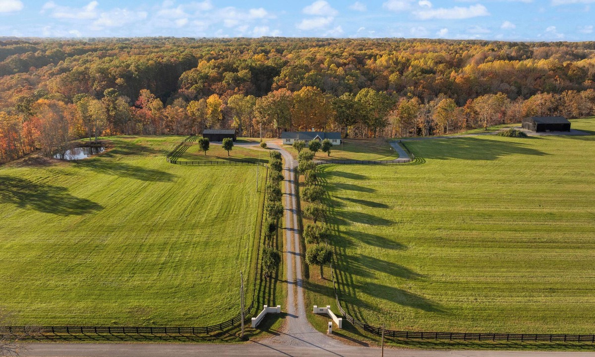 Windsor House | Hidden Falls Farm – Sleeps 14, Modern Retreat with Crafting & Quilting Studio