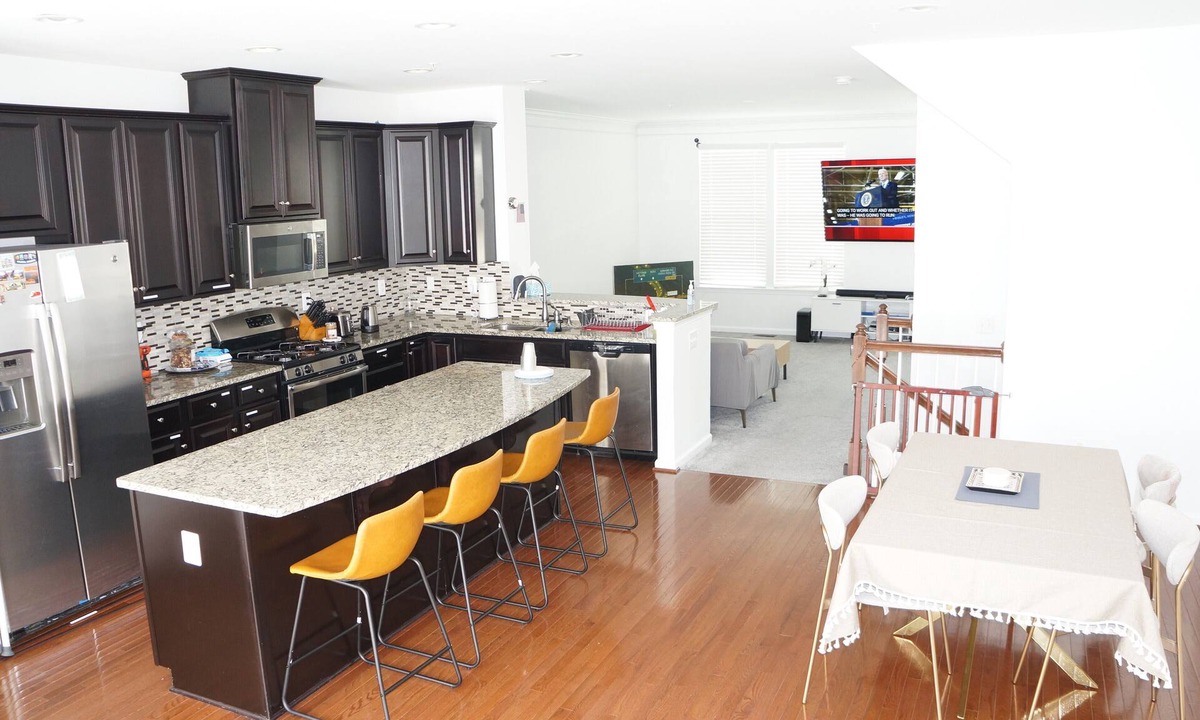 Glen Burnie House | HiddenParadise in Scenic community, mins to attractions & WaterFront. Sleeps 9