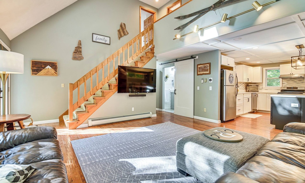 Intervale House | Hike, Leaf-Peep, Ski: Hideaway w/Private Hot Tub!