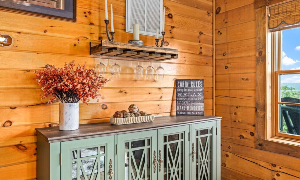 Bergton Cabin | Hilltop Cabin - HotTub, Game Room & Great View