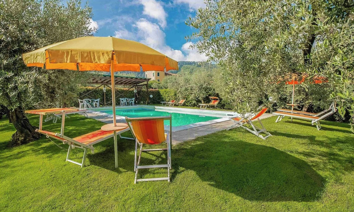 Cascine-La Croce Apartment | Historic apartment with pool near Lucca