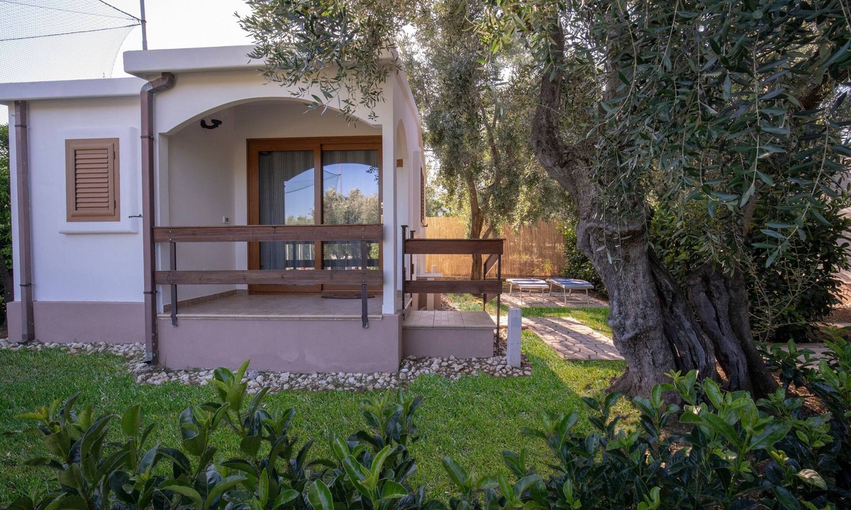 Mattinata House | Holiday Apartment orchidea with swimming pool and private beach -3