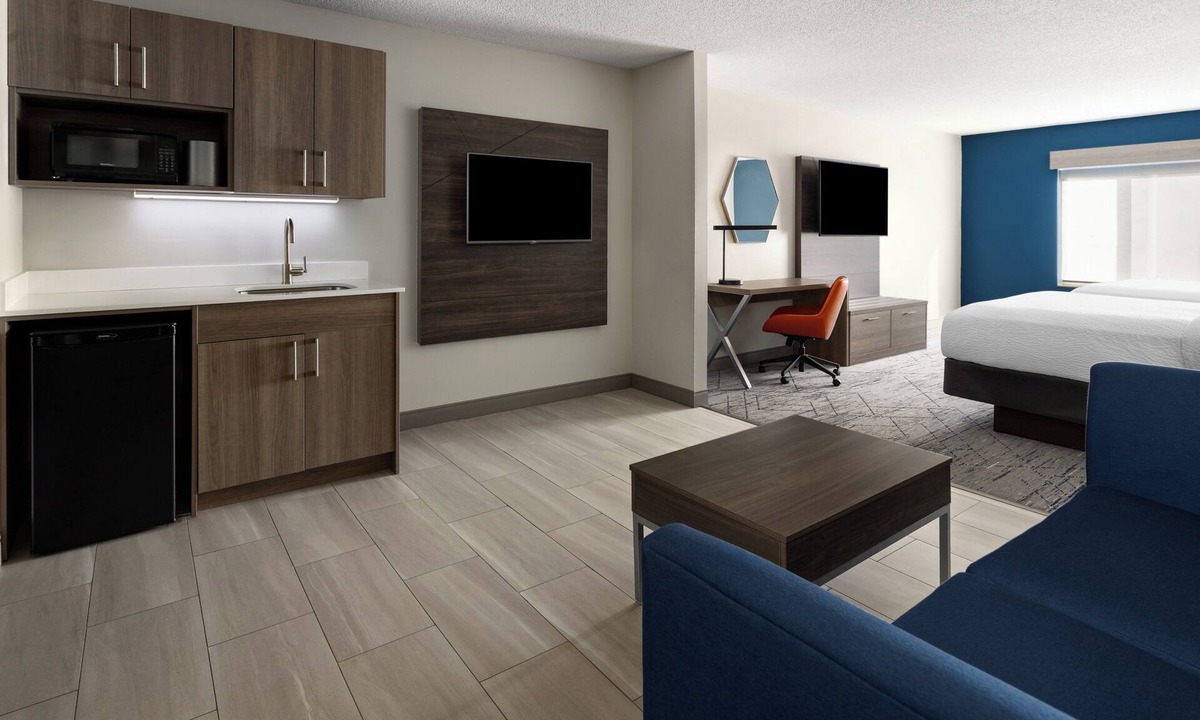 Meriden Hotel | Holiday Inn Express & Suites Meriden by IHG