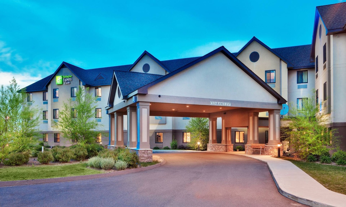 Windsor Locks Hotel | Holiday Inn Express & Suites Bradley Airport by IHG
