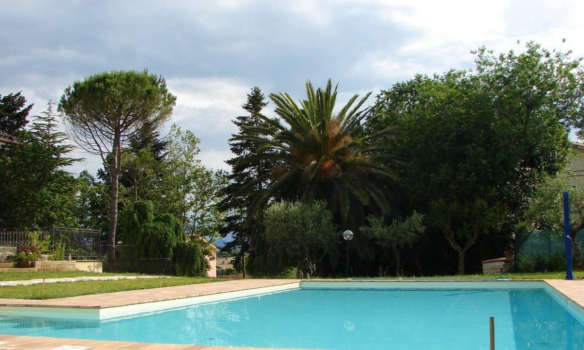 Mogliano House | Homerez - House for 8 ppl. with shared pool, jacuzzi and garden at Mogliano