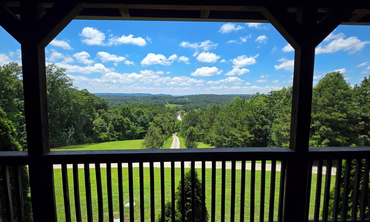Tunnel Hill Cabin | Huge cabin! Sits on a hillside with unprecedented mountain and sunset views.