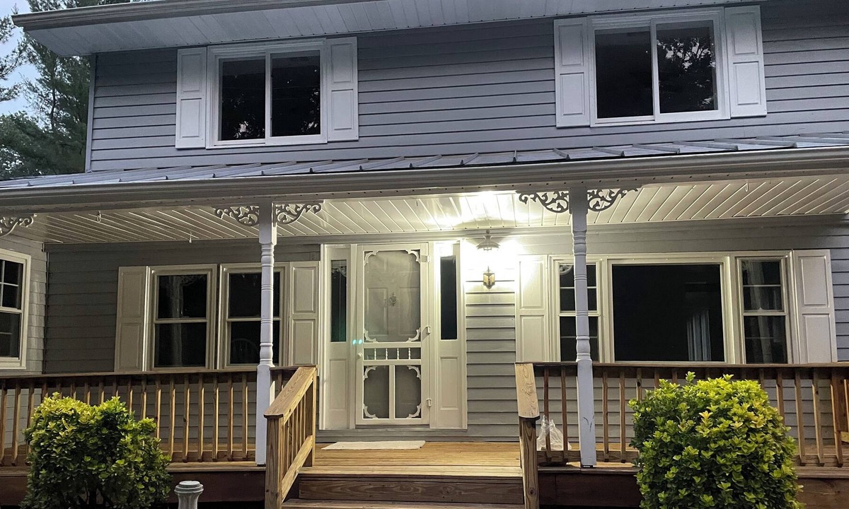 Nokesville House | Huge Farm style home on 2.5 ac lot w/large back yard for gathering events & more