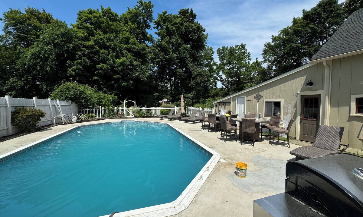 Norwich House | Huge Spacious 7-bedroom house with WiFi, AC and a Pool in wonderful Norwich