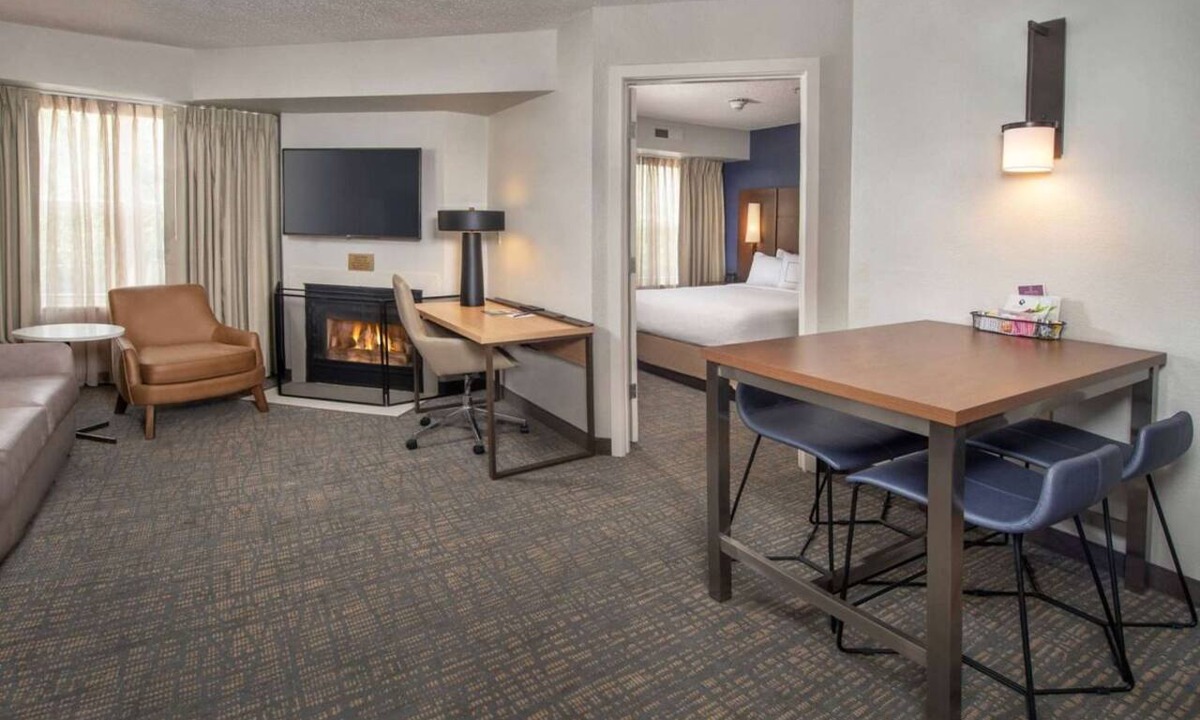 Linthicum Heights Hotel | Indulge in Home Like Comfort! 3 Comfortable Units, w/Pool, Free Breakfast!
