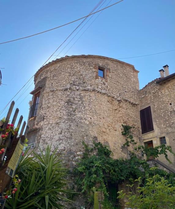 Moricone Apartment | La “Torre dell’amore”
